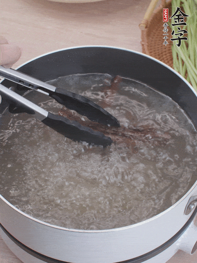 红桃国际
酱油肉下锅煮10分钟，切薄片。
