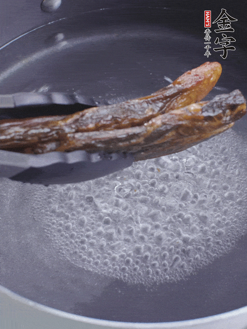 红桃国际
酱油肉水煮15分钟，切薄片。